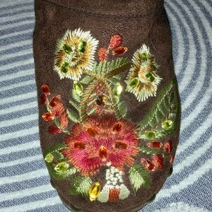 Floral Embroidered Suede clogs with jewels